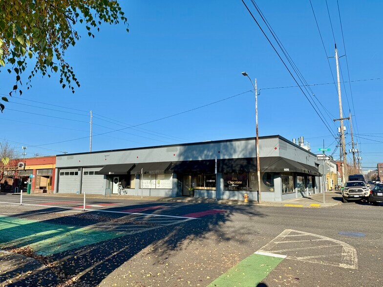 More Photos Of 923-935 SE Hawthorne Blvd, Portland Showroom For Lease