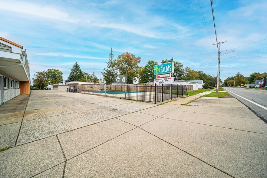 More Photos Of 5169 Lake Rd E, Geneva Hotel For Sale