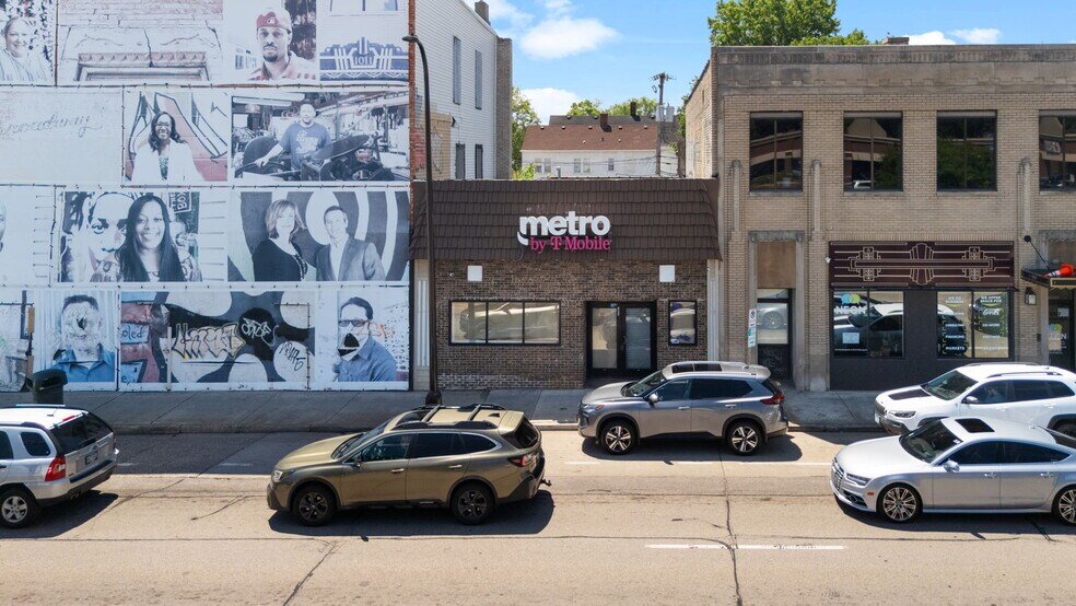 More Photos Of 1005 W Broadway Ave, Minneapolis Storefront For Sale