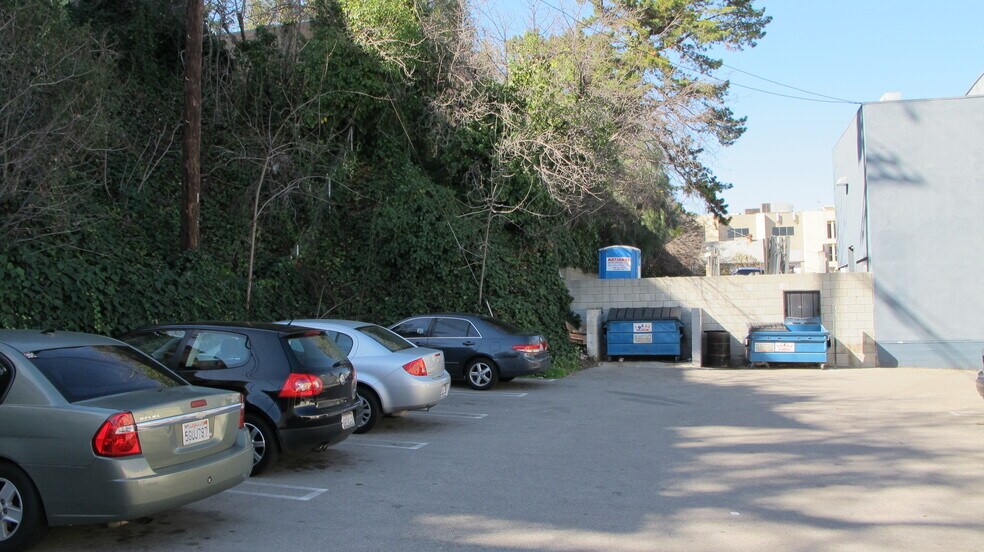 More Photos Of 11748 Ventura Blvd, Studio City General Retail For Sale