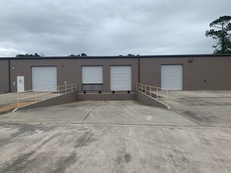 More Photos Of 700 Fentress Blvd, Daytona Beach Warehouse For Lease