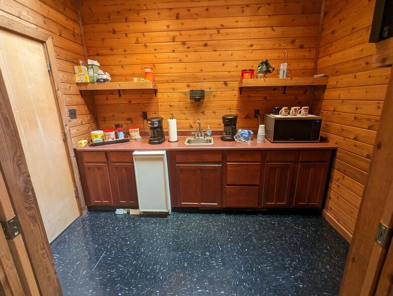 More Photos Of 18321 Parkway, Melfa Light Manufacturing For Sale