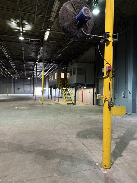 More Photos Of 5201 S West Shore Blvd, Tampa Warehouse For Lease