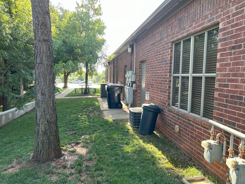 More Photos Of 7015 N Robinson Ave, Oklahoma City Office For Lease