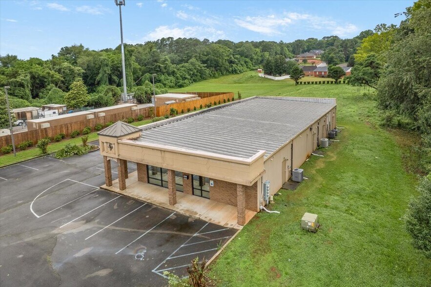 More Photos Of 2055 Blue Spring Rd, Huntsville Storefront Retail Office For Sale