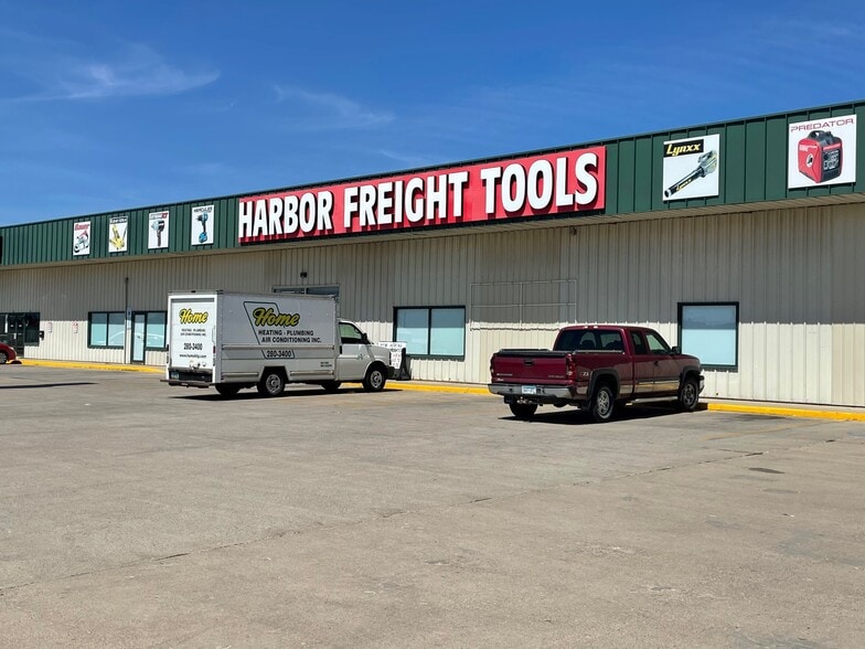 More Photos Of 3215 Main Ave, Fargo Storefront For Lease