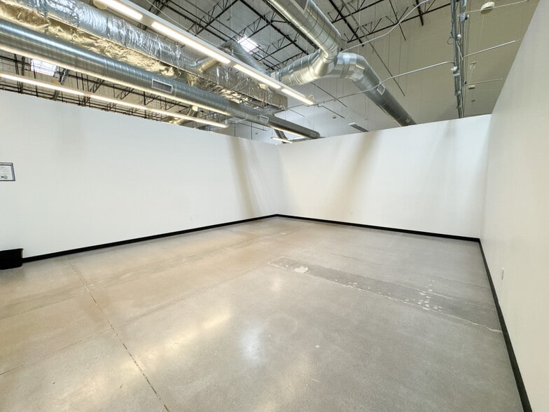 More Photos Of 4750 S 44th Pl, Phoenix Research And Development For Lease