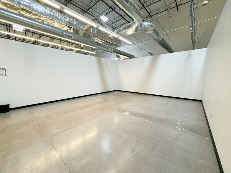 More Photos Of 4750 S 44th Pl, Phoenix Flex For Sale