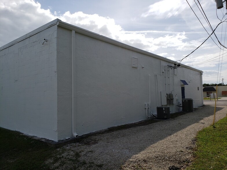 More Photos Of 3059-3061 SE Monroe St, Stuart Warehouse For Lease