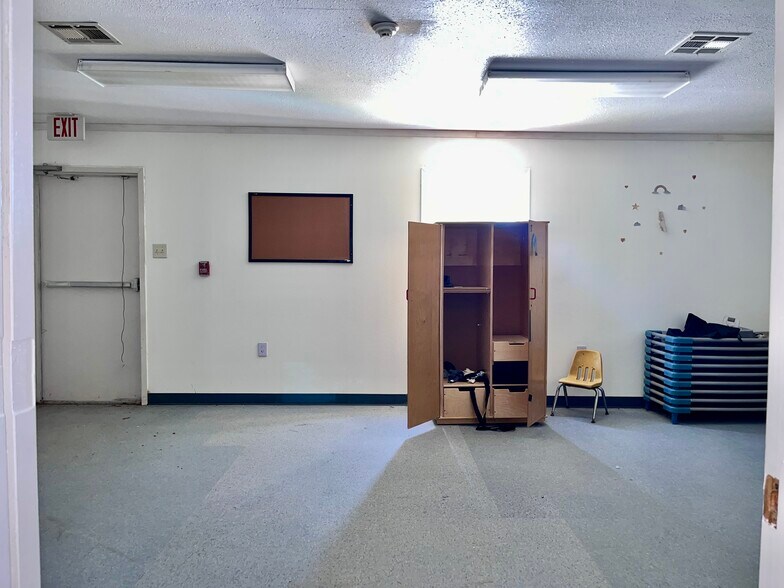 More Photos Of 2129 Mill St, Lake Charles Light Distribution For Sale
