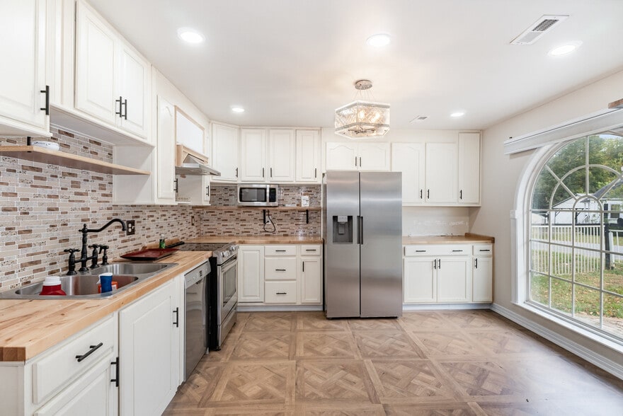 More Photos Of 9008 N Lakebrook Rd, Charlotte Light Distribution For Sale