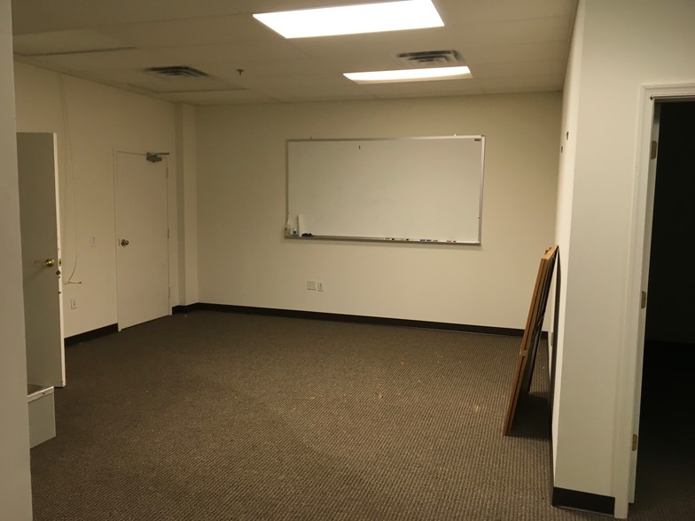 More Photos Of 93 Monocacy Blvd, Frederick Showroom For Lease