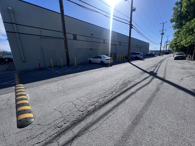 More Photos Of 9223 Deering Ave, Chatsworth Warehouse For Sale