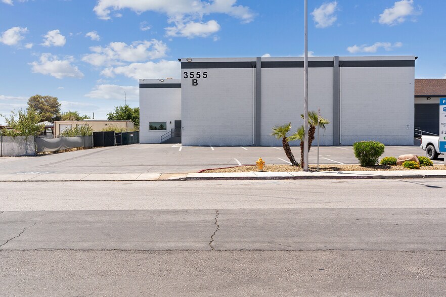 More Photos Of 3555 W Quail Ave, Las Vegas Warehouse For Lease