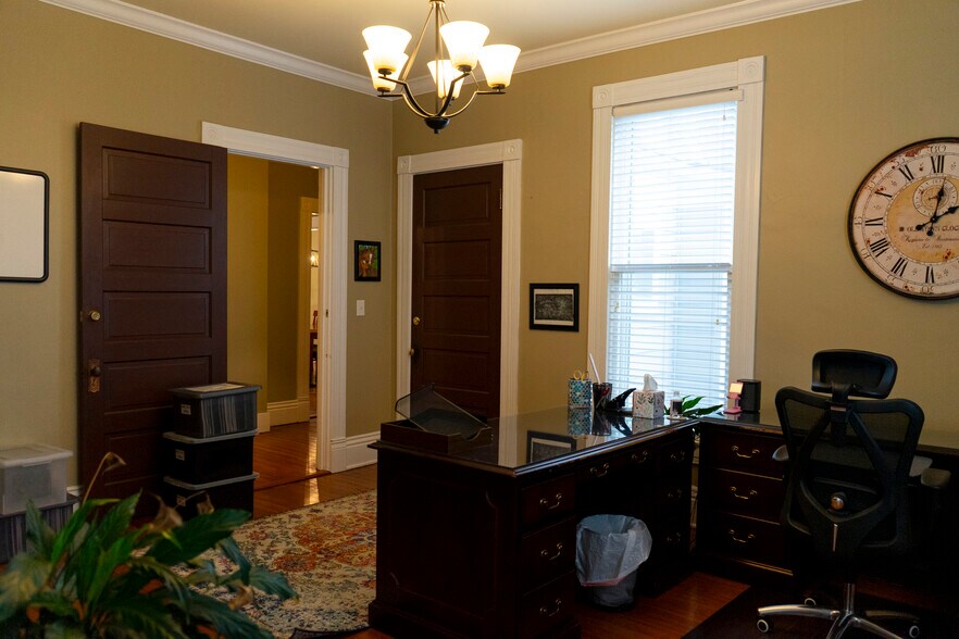 More Photos Of 909 Main St, Shelbyville Office Residential For Sale