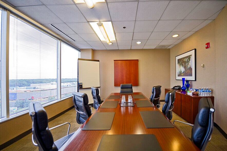 More Photos Of 5600 N River Rd, Rosemont Coworking Space