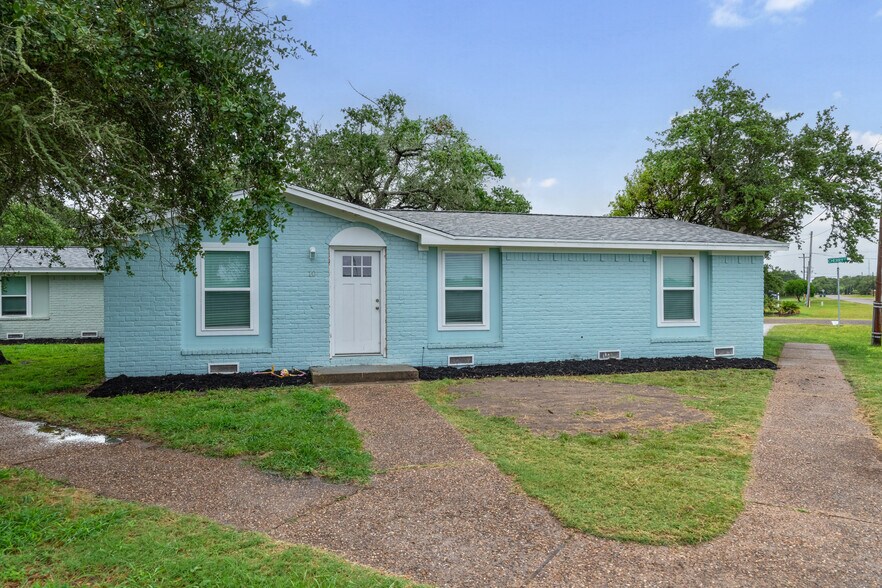 More Photos Of 1300 N Live Oak St, Rockport Multifamily For Sale