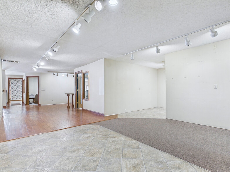 More Photos Of 201 W High St, Edwardsville Showroom For Sale