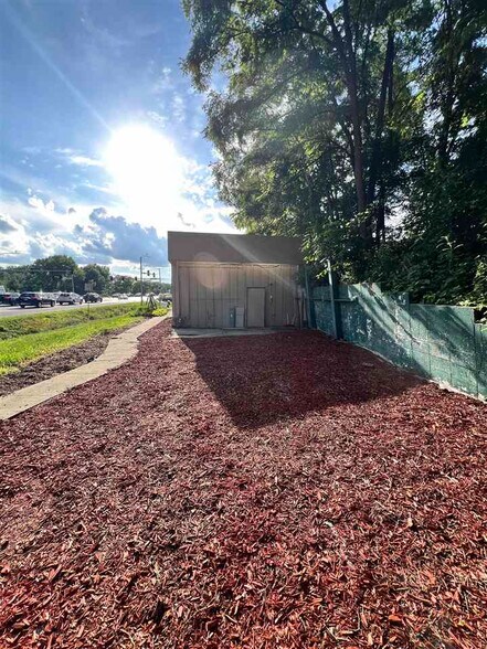 More Photos Of 2 Rocky Shore Dr, Iowa City Office For Lease