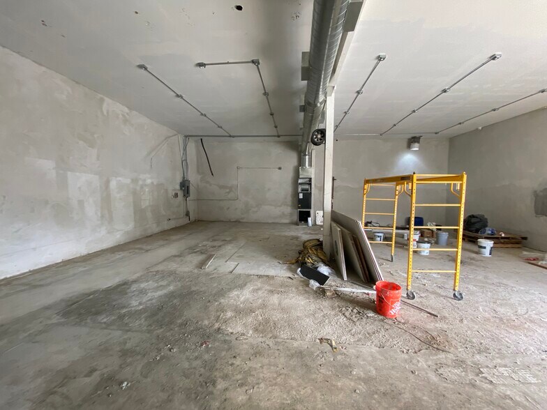 More Photos Of 24048 Newhall Ave, Newhall Storefront Retail Office For Lease