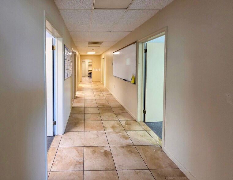 More Photos Of 710 4th St, Shenandoah Warehouse For Sale