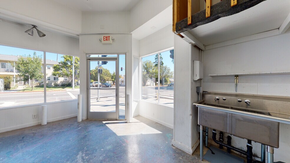 More Photos Of 13031 Montana Ave, Los Angeles Freestanding For Lease