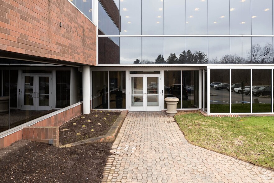 More Photos Of 295 Woodcliff Dr, Fairport Unknown For Lease