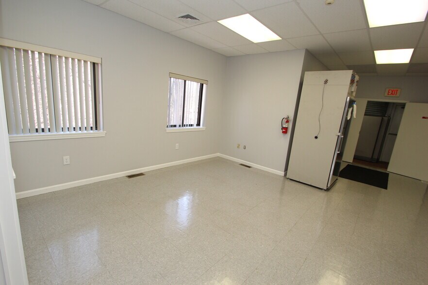 More Photos Of 87 Main St, North Reading Light Manufacturing For Sale