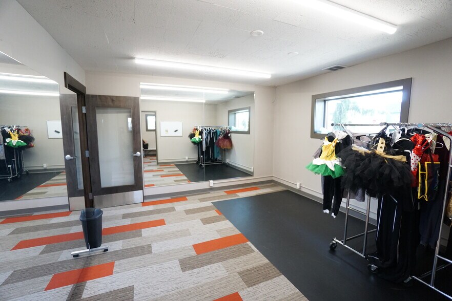 More Photos Of 401 S 7th St, Sunnyside Bank For Sale