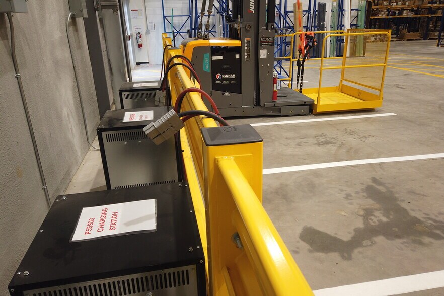 More Photos Of 1245 De L'aviation Av, Dieppe Manufacturing For Lease