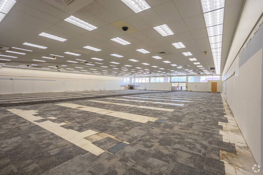 More Photos Of 700 W Main St, Norman Drugstore For Sale