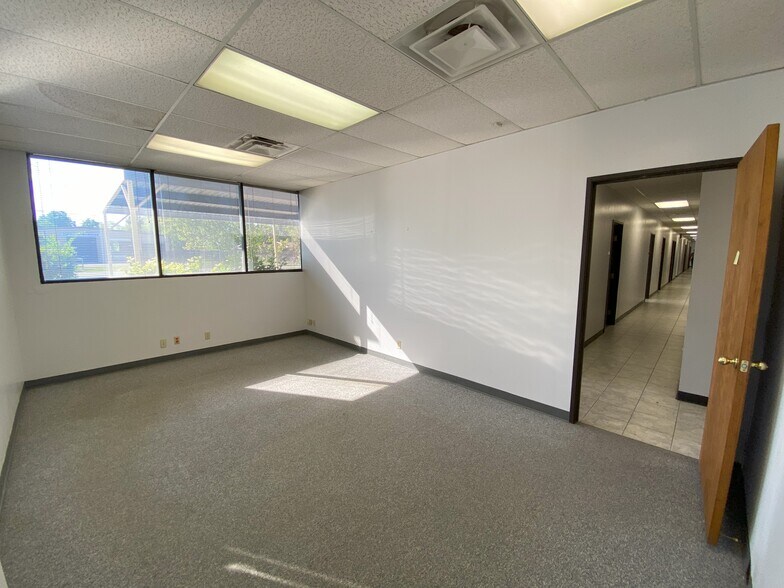 More Photos Of 11918 Adel Rd, Houston Warehouse For Lease