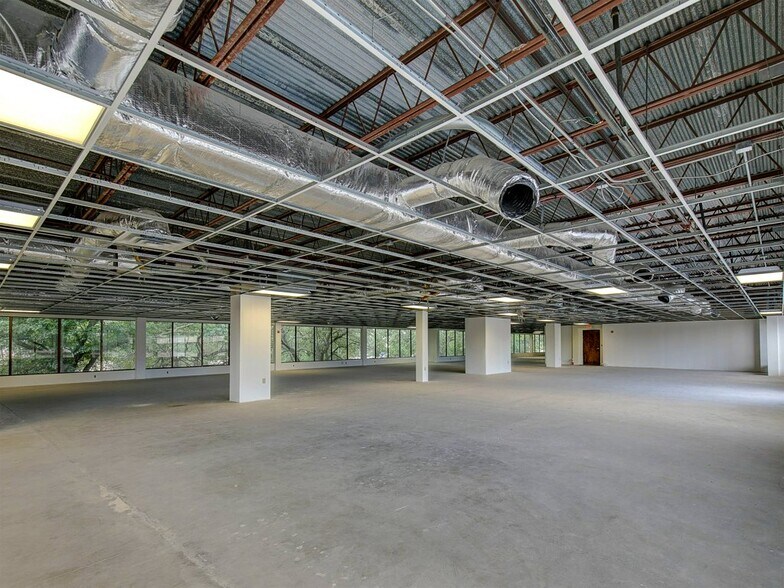 More Photos Of 1010 W Mockingbird Ln, Dallas Office For Lease