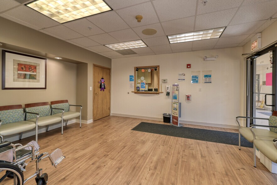 More Photos Of 1048-1054 Norwood Ln, Bartlett Office For Sale