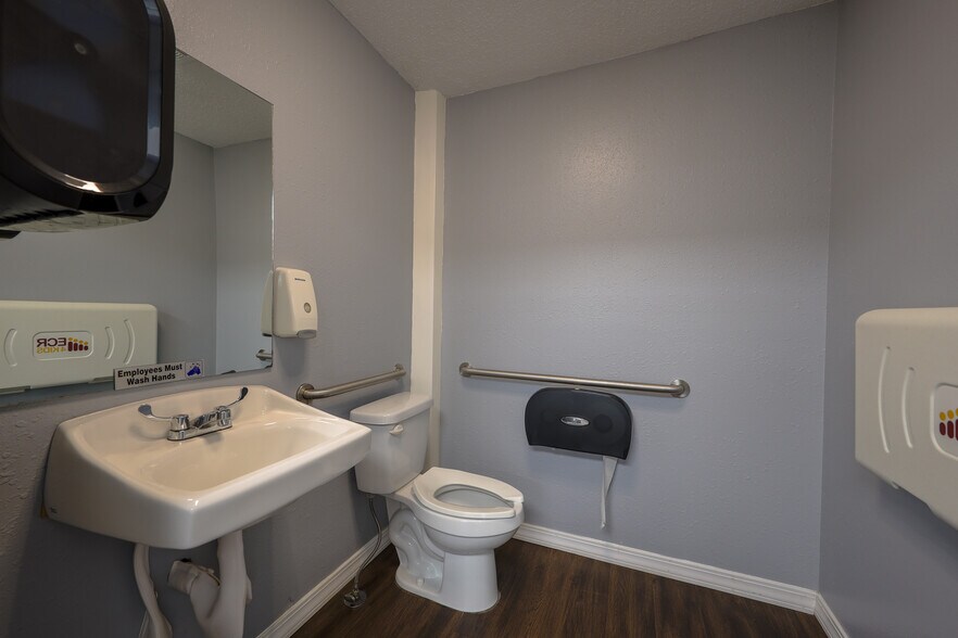 More Photos Of 601 S Broadway St, Grove Medical For Sale