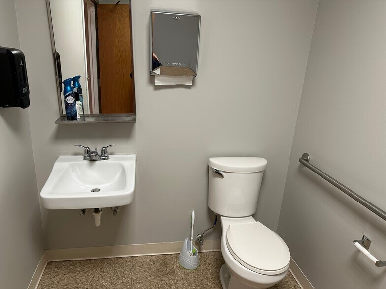 More Photos Of 9130 Otis Ave, Indianapolis Flex For Lease