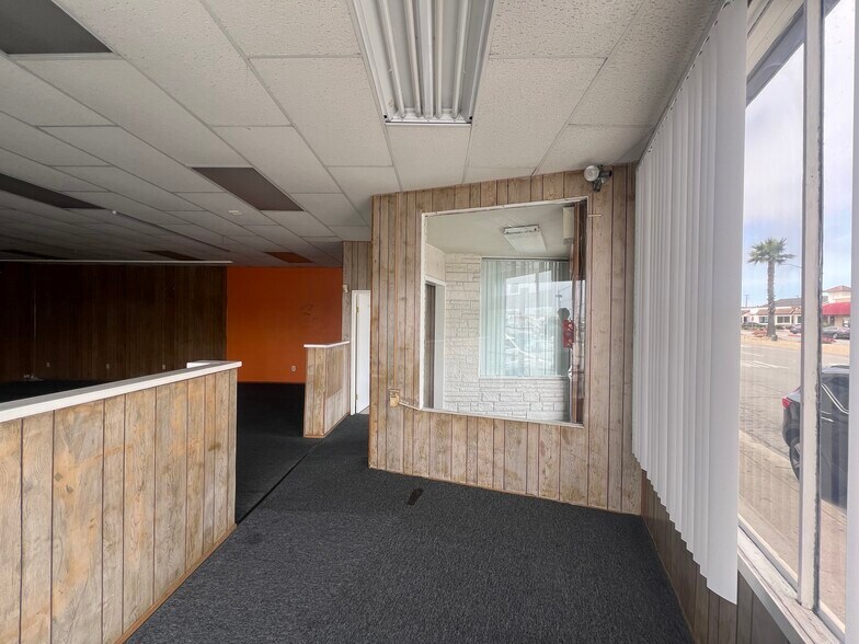 More Photos Of 1280 Fremont Blvd, Seaside Storefront For Lease
