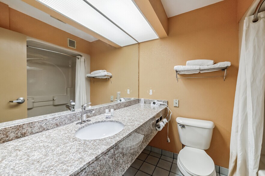 More Photos Of 138 Marsh Rd, Somerset Hotel For Sale