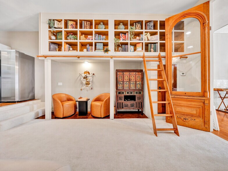 More Photos Of 106 W Main St, Pilot Point Storefront For Sale