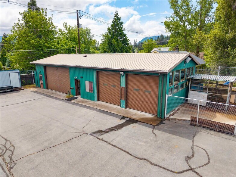 More Photos Of 360 College Ave, Weed Showroom For Sale