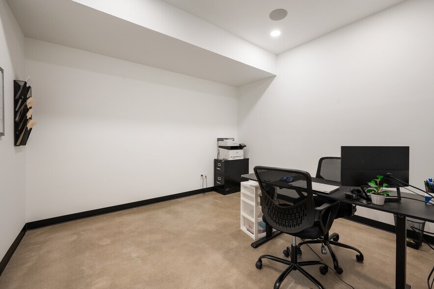 More Photos Of 12550 Promise Creek Ln, Fishers Light Distribution For Lease