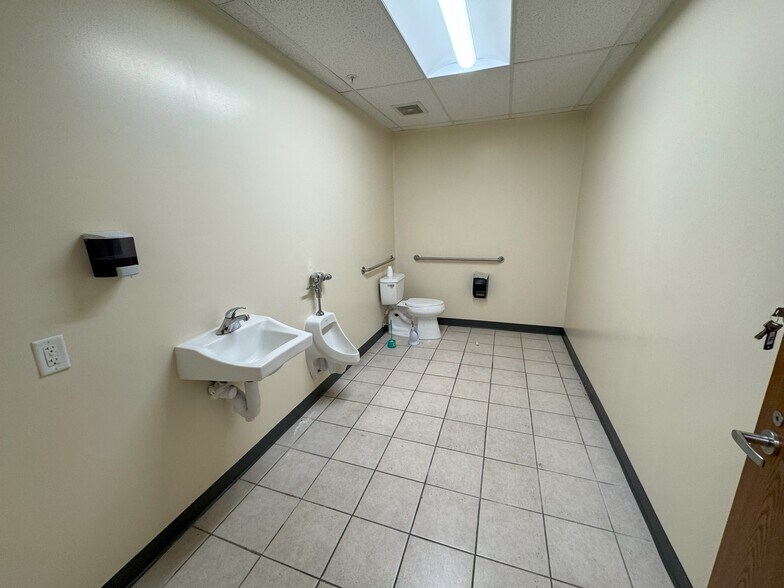 More Photos Of 4446-4450 Park Heights Ave, Baltimore Storefront For Lease