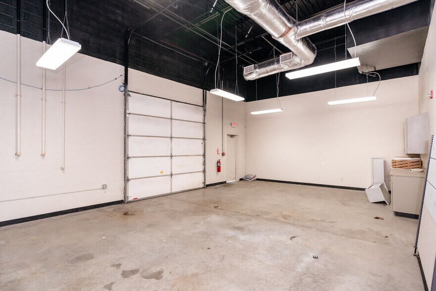 More Photos Of 2700-2718 River Green Cir, Louisville Unknown For Lease