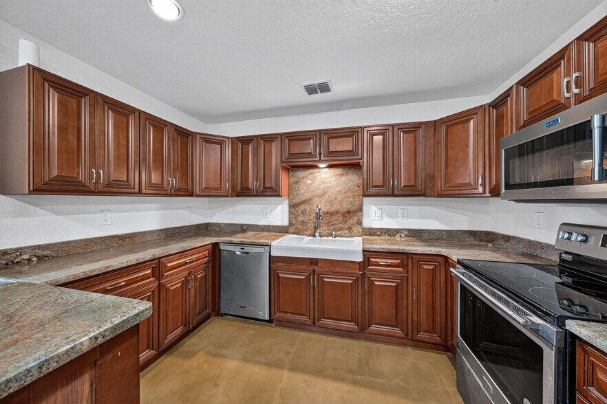 More Photos Of 4044 W FM 476, Poteet Flex For Sale