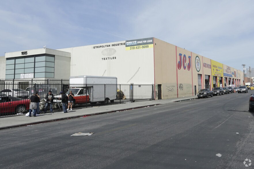 More Photos Of 1005 S Central Ave, Los Angeles Showroom For Lease