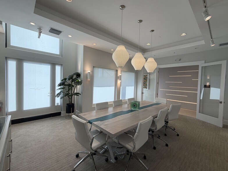 More Photos Of 633 9th St N, Naples Office For Lease