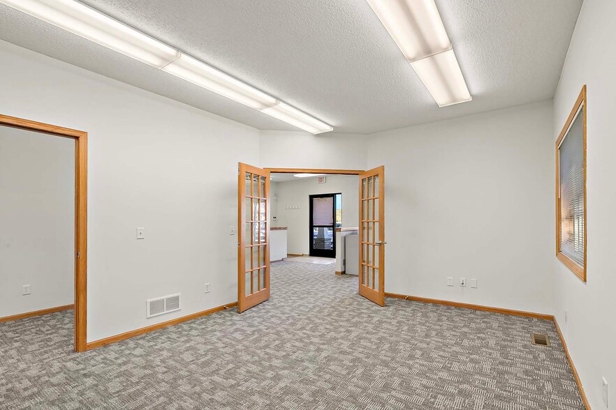 More Photos Of 2560-2568 Rice St, Saint Paul Office For Sale