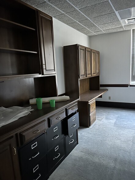 More Photos Of 219 E Washington Ave, Oshkosh Office For Sale