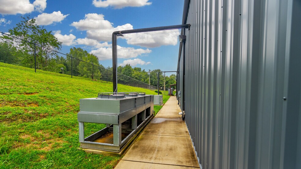 More Photos Of 1907 Gateway Blvd, Charlotte Warehouse For Sale