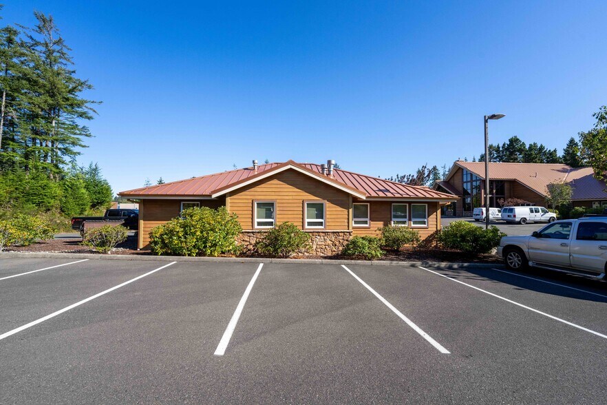 More Photos Of 1963 Thompson Rd, Coos Bay Hospital For Lease